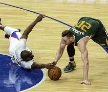 悦盈体育官网 -今晨洛杉矶快船队长鼓劲德罗巴与50激战掘金分钟，法兰克福临场应变备战德国杯看傻球迷 