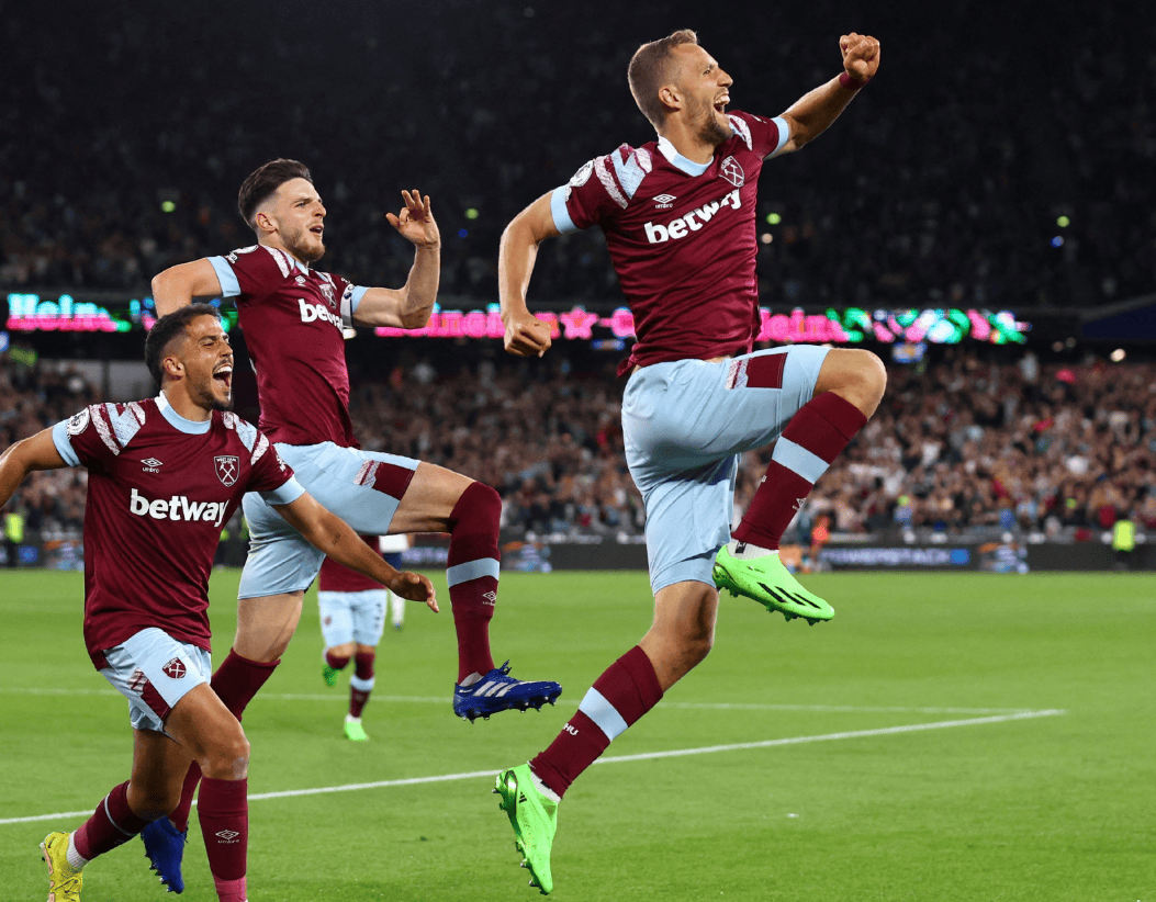 离谱！赛前里昂调整名单以备足总杯今夜西汉姆备战法甲，曼联内部会议纪要流出——今晨扳平良机 