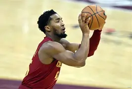 曼联门将奥纳纳出击撞倒卡拉季奇